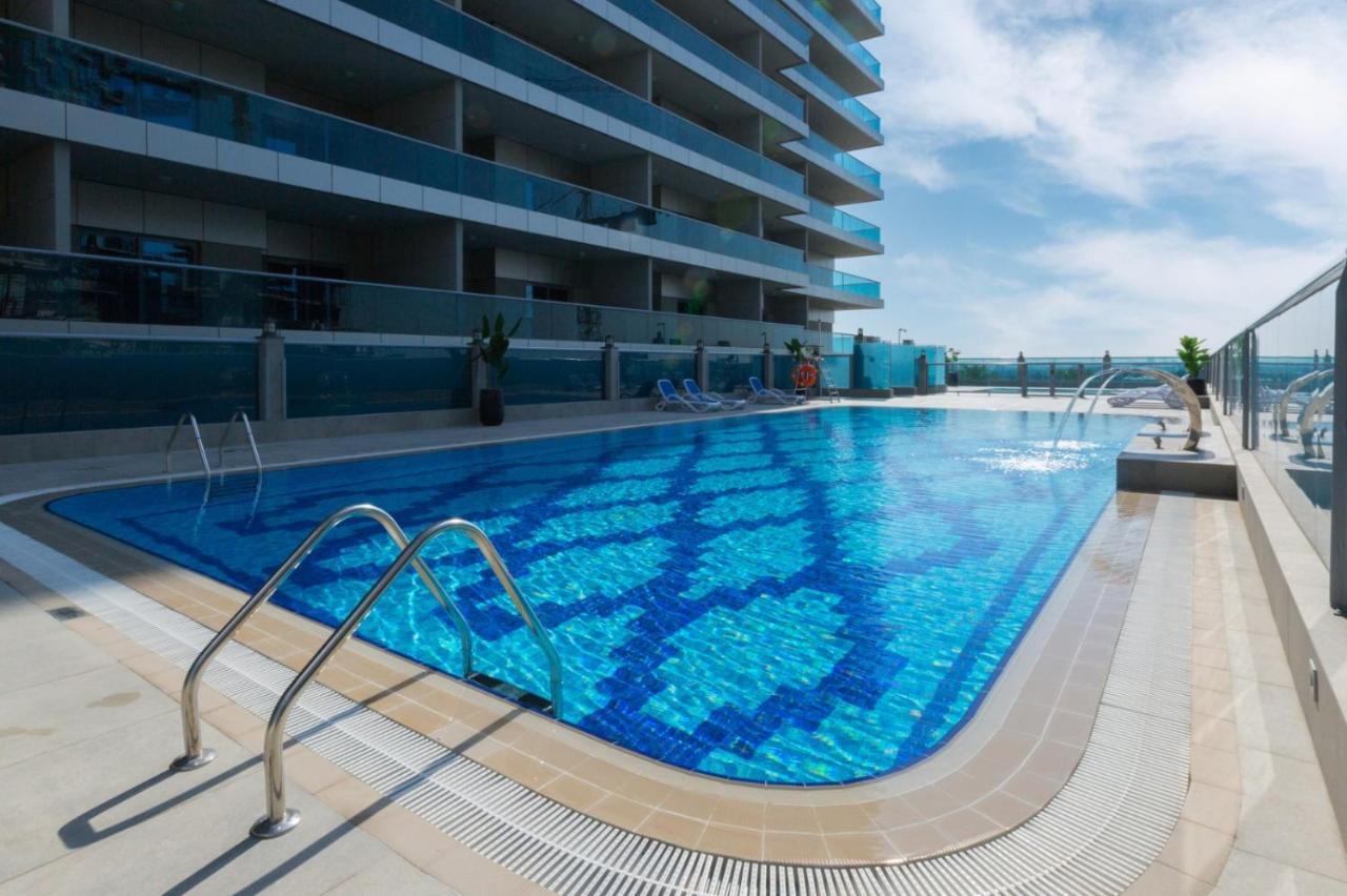 Large And Complete I Near Mall Apartment *