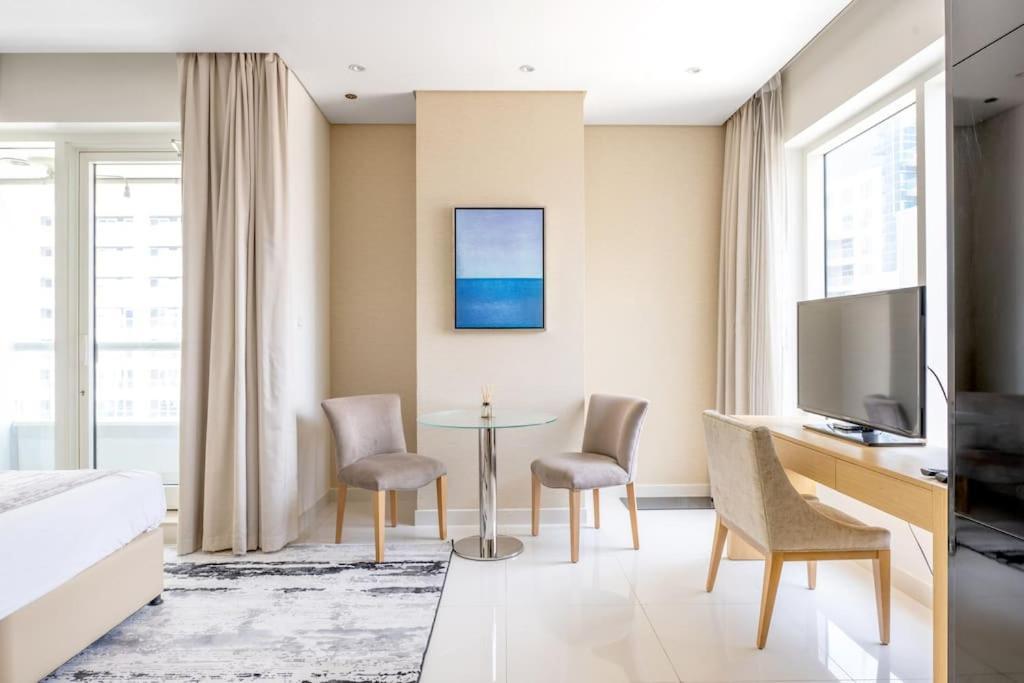 Studio Canal View With Partial Burj Khalifa View 5min To Mall