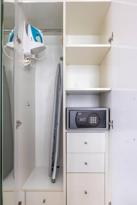 Studio Canal View With Partial Burj Khalifa View 5min To Mall Apartment