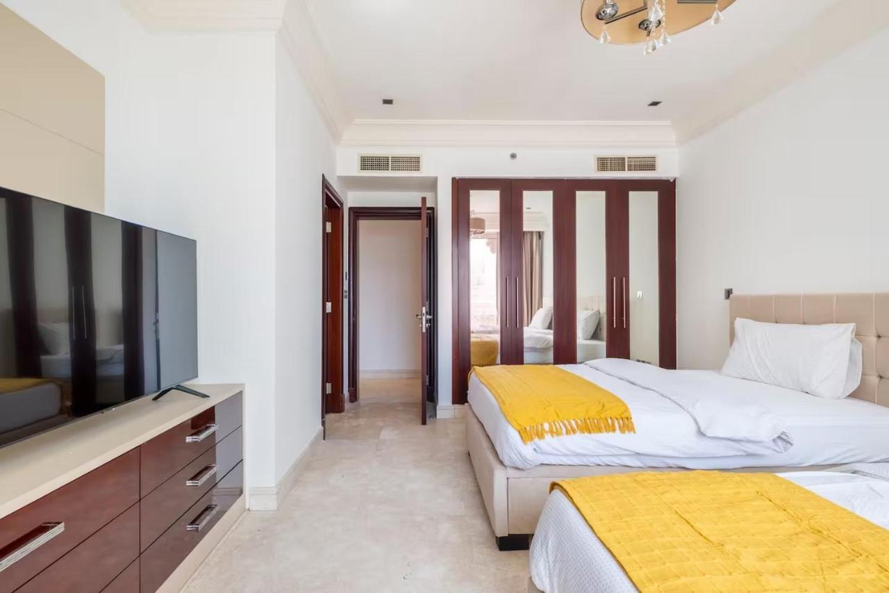Spacious 2-bedroom Beachfront With Pool Apartment