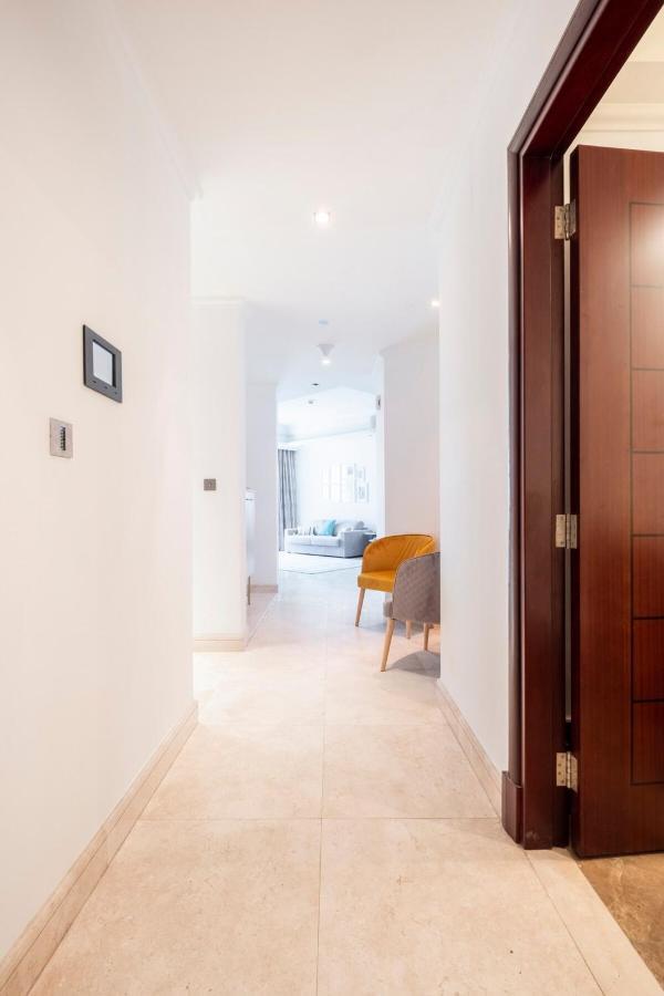 Spacious 2-bedroom Beachfront With Pool Apartment *