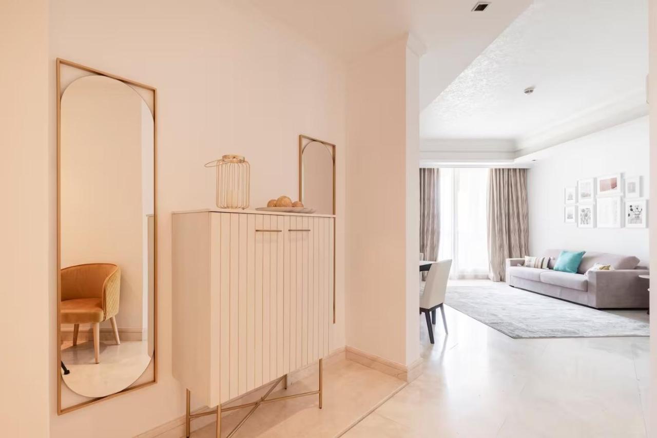 Spacious 2-bedroom Beachfront With Pool Apartment