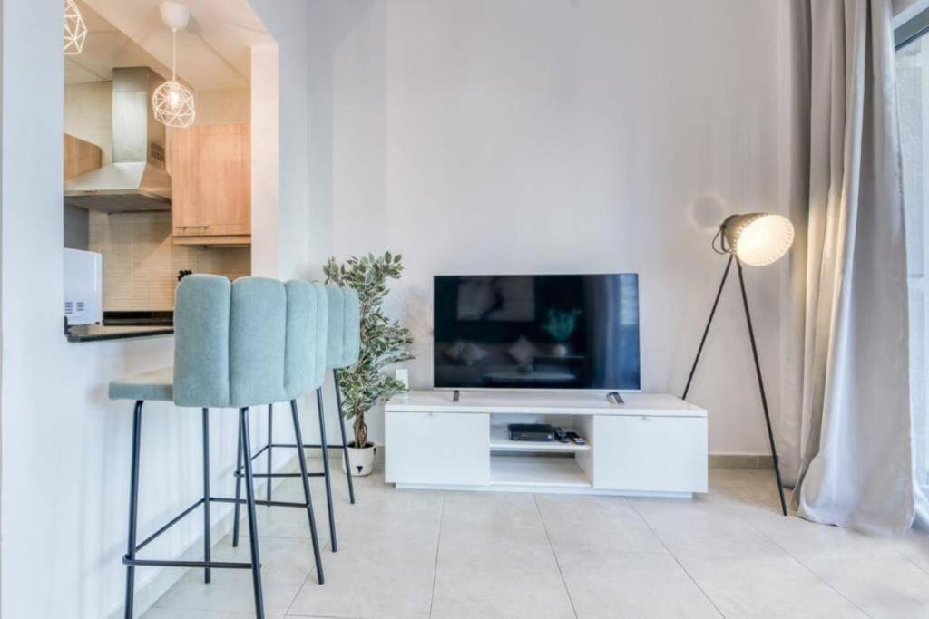 Luxury 1 Bedroom Marina View, Sleeps 5, 1 Min To Metro Apartment *