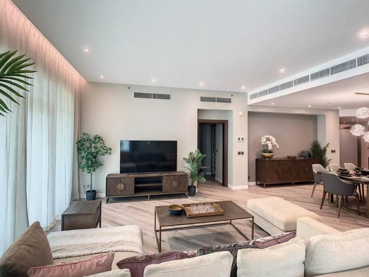 Key View - Jash Falqa, Palm