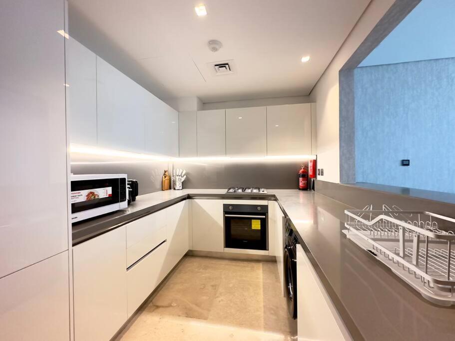 Apartment Dar Vacation - Modern & Stylish 2br Near Burj Khalifa