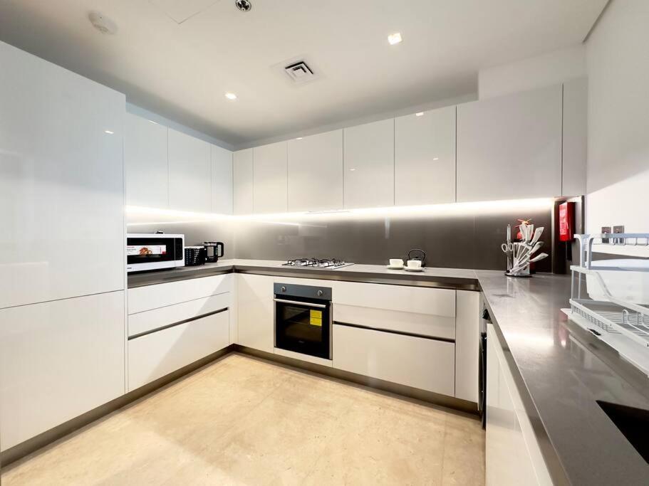 Apartment Dar Vacation - Modern & Stylish 2br Near Burj Khalifa Dubai