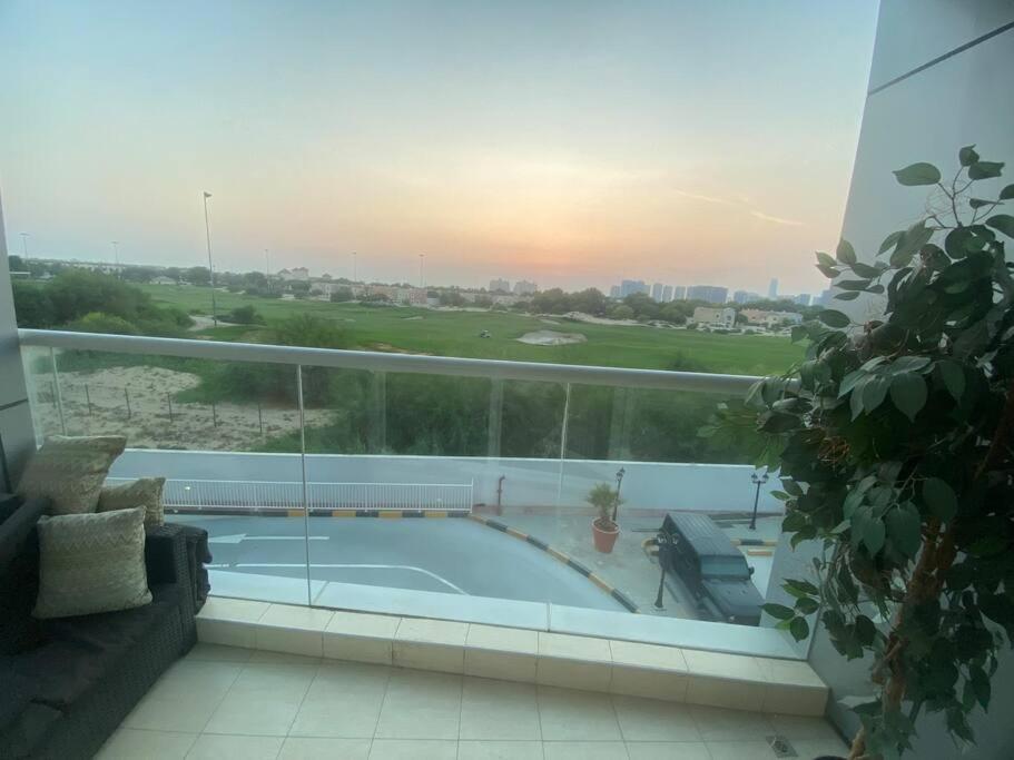 Tranquil Els Golf Course Views Apartment Dubai