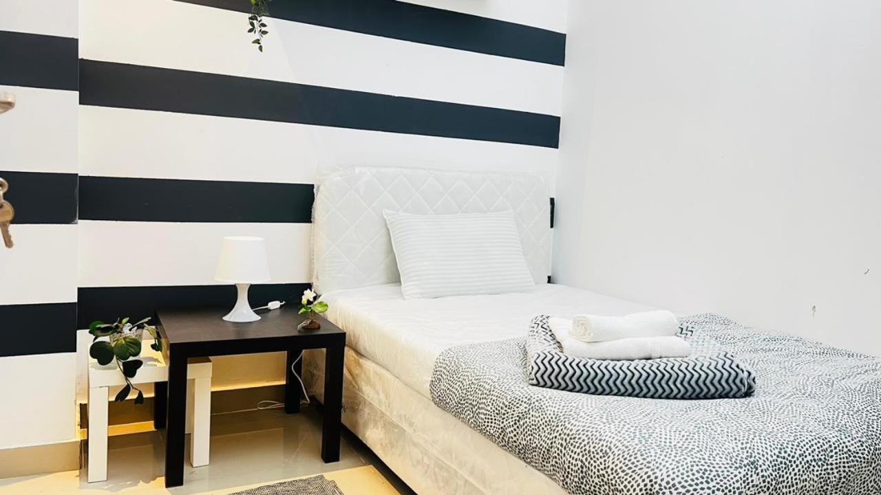 Fashion Partition Near Mall Of The Emirates Homestay