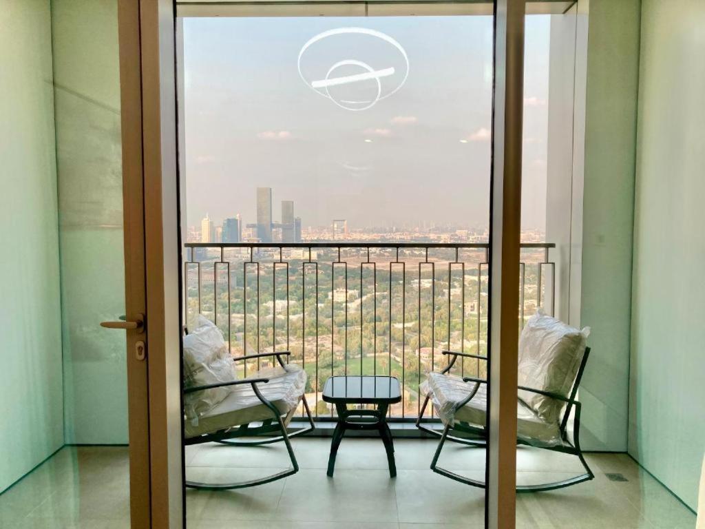 Apartment Luxurious 1-bedroom With Skyline View In Downtown Views Ii *