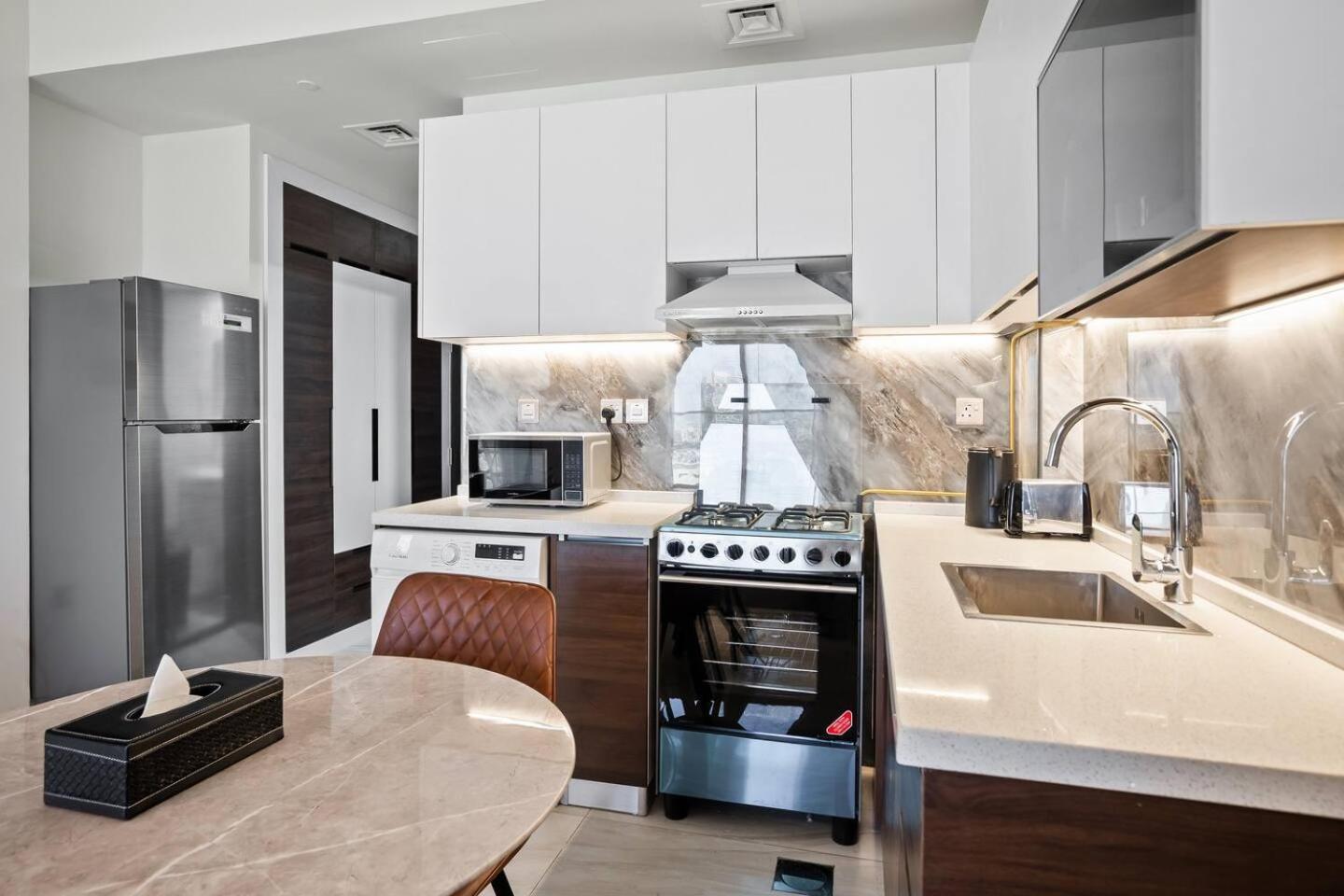Stylish Studio - Miracle Gardens Apartment