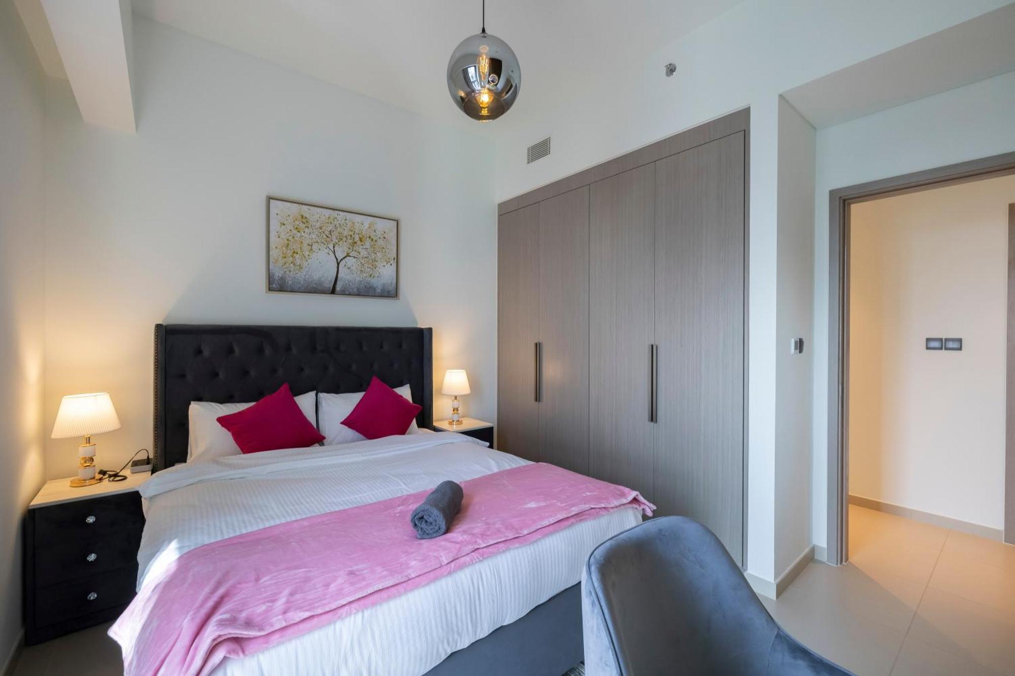 Luxury 2-br Apt With Burj View * Dubai