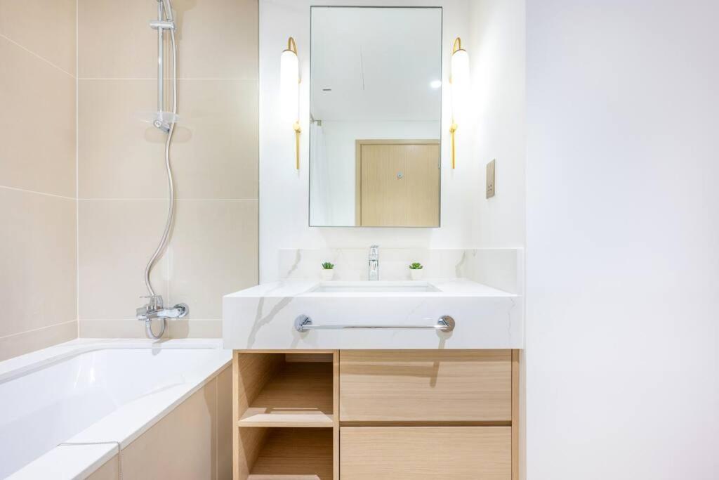 Elegant 1br In 17 Icon Bay Creek Apartment