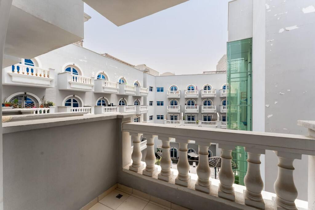 Premium 1 Bed In Autumn, Jvc