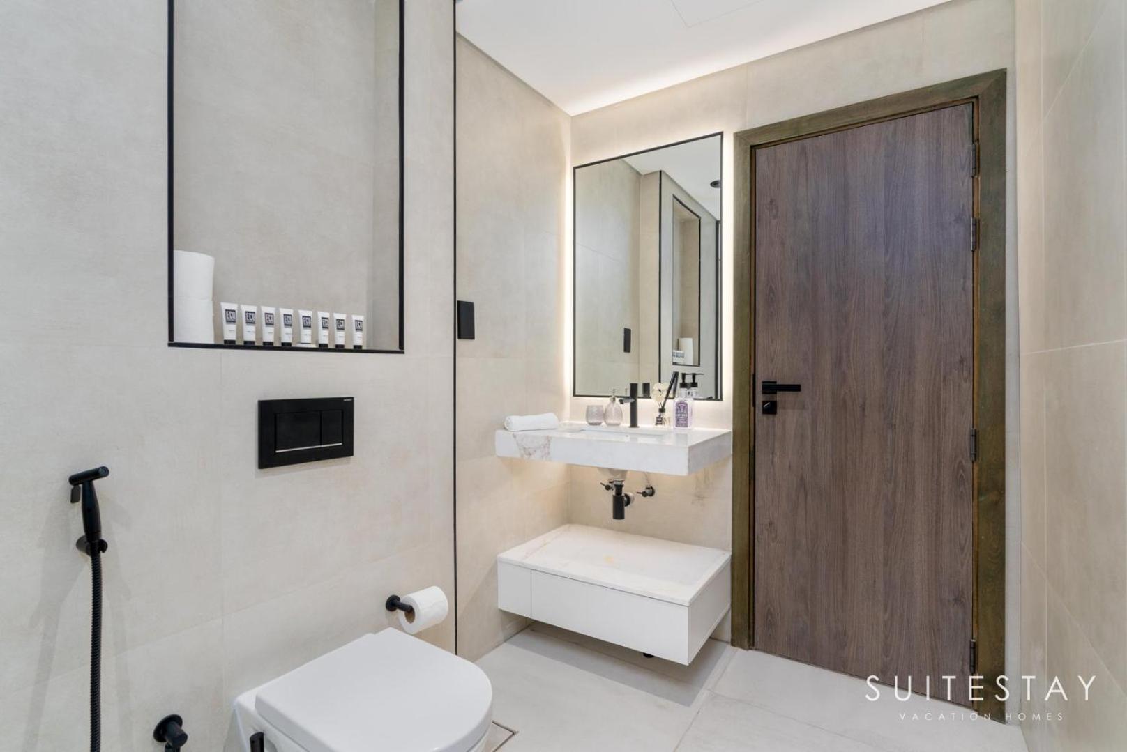 Apartment Large And Contemporary 2-bedroom Dubai