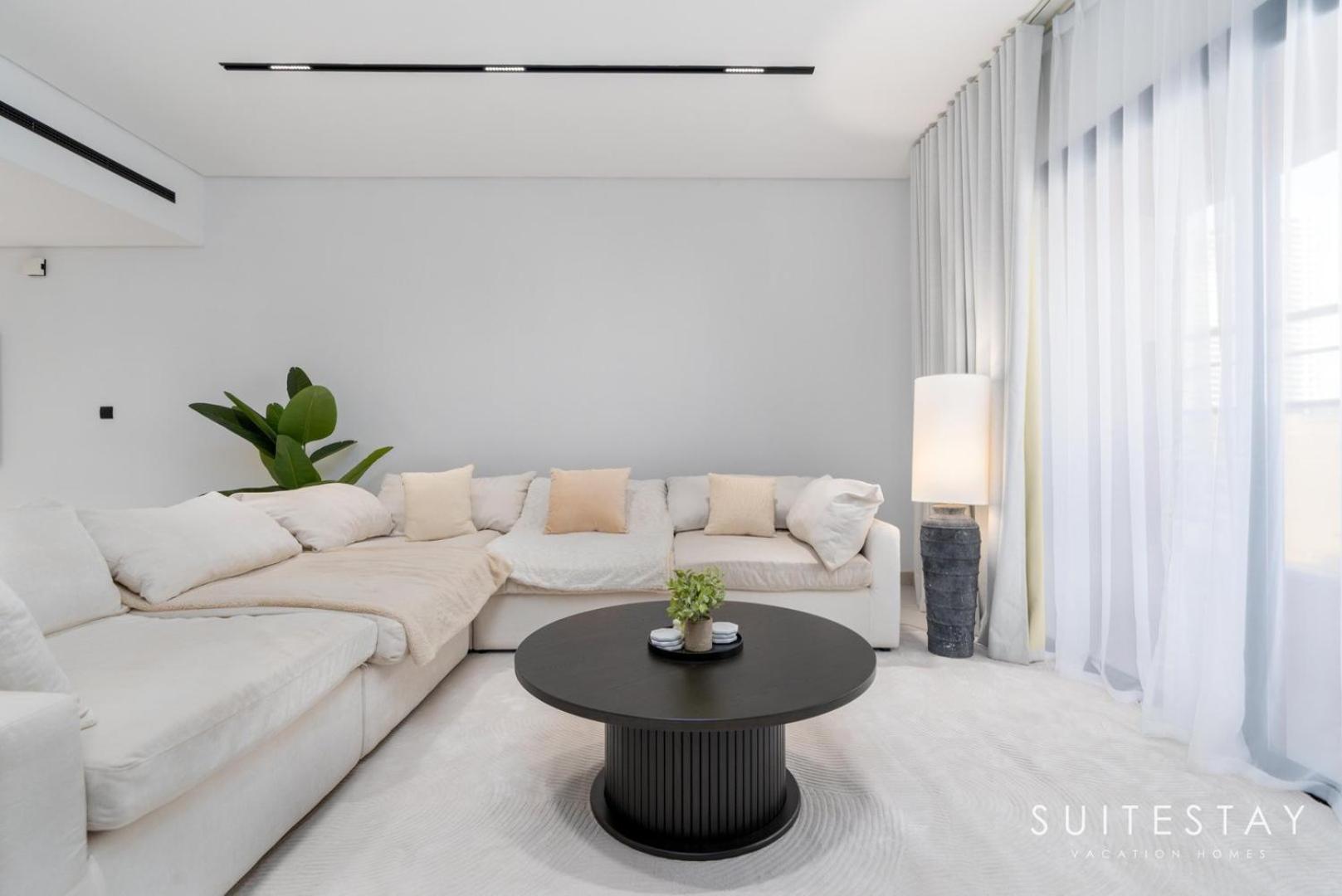 Large And Contemporary 2-bedroom Apartment *