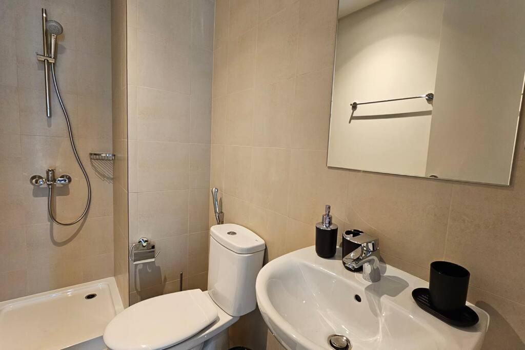 Luxury 3 Bed + Maid In Downtown With Burj Khalifa View Apartment *