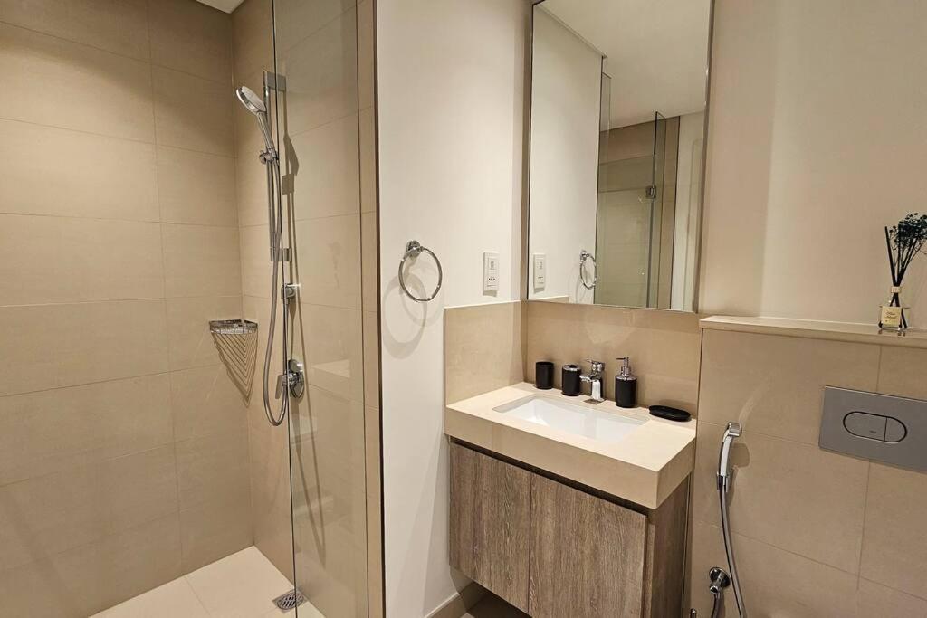 Luxury 3 Bed + Maid In Downtown With Burj Khalifa View * Dubai