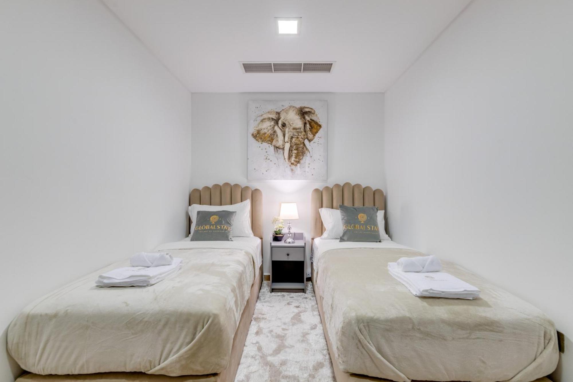 Globalstay. Luxury 3 Bedroom + Maid Townhouse With Sea View Apartment