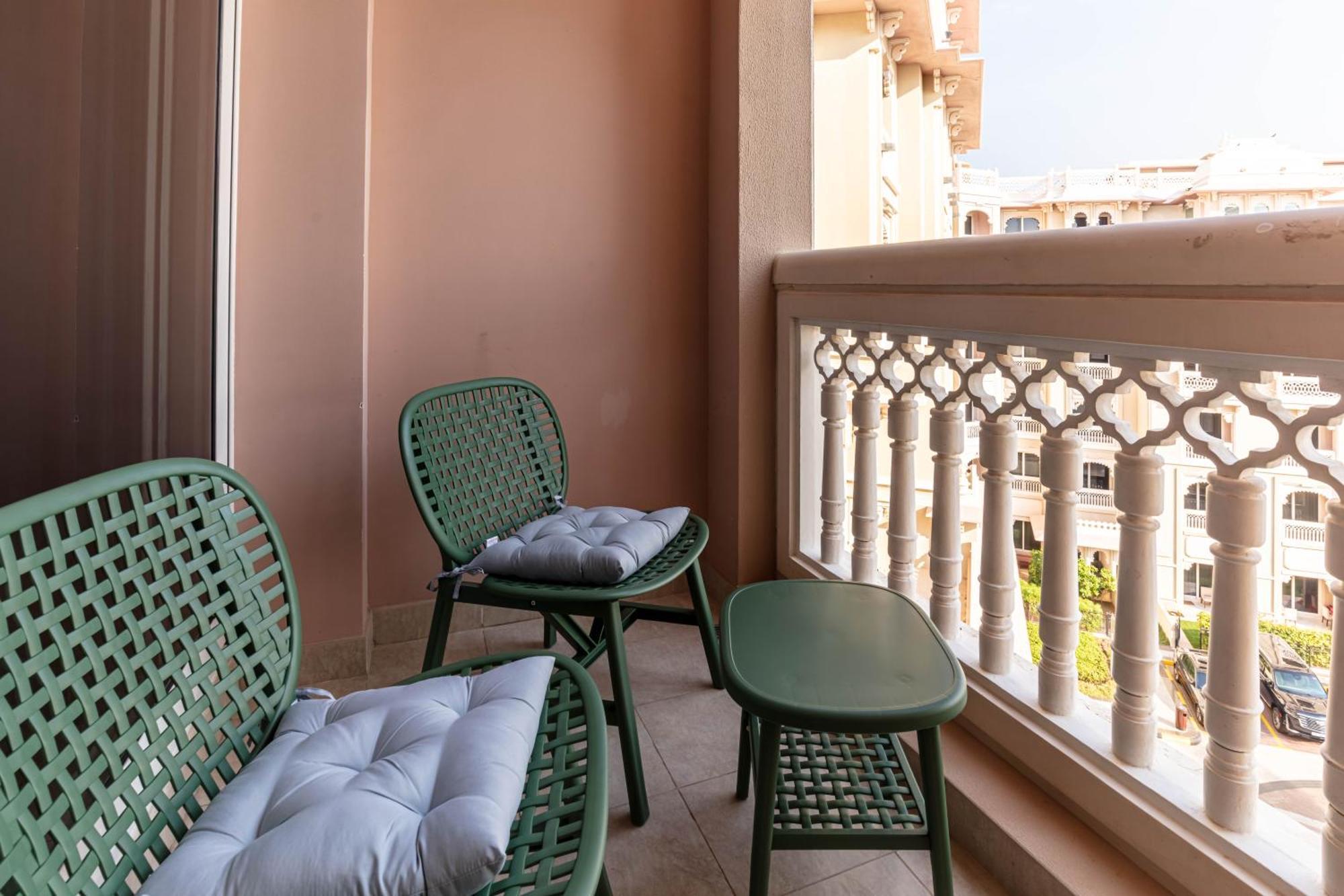 Apartment Spacious 2-bedroom Beachfront With Pool