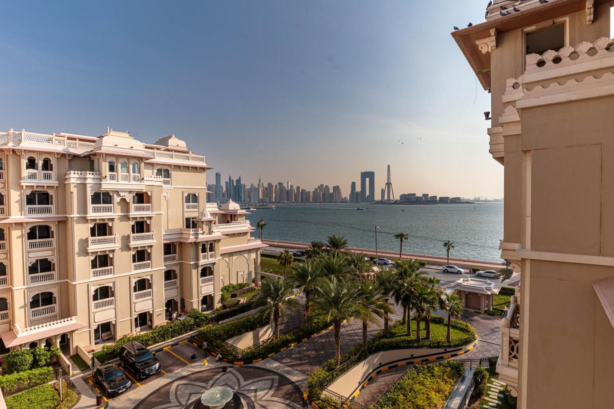 Spacious 2-bedroom Beachfront With Pool Dubai