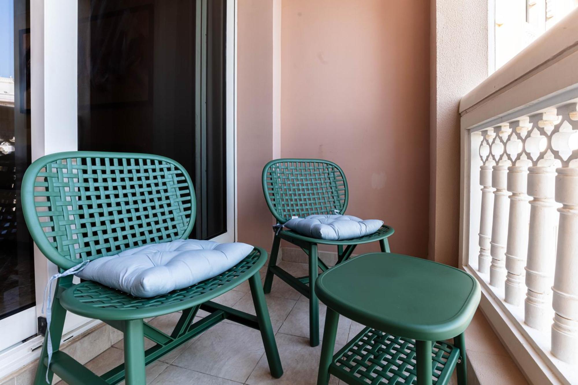Apartment Spacious 2-bedroom Beachfront With Pool