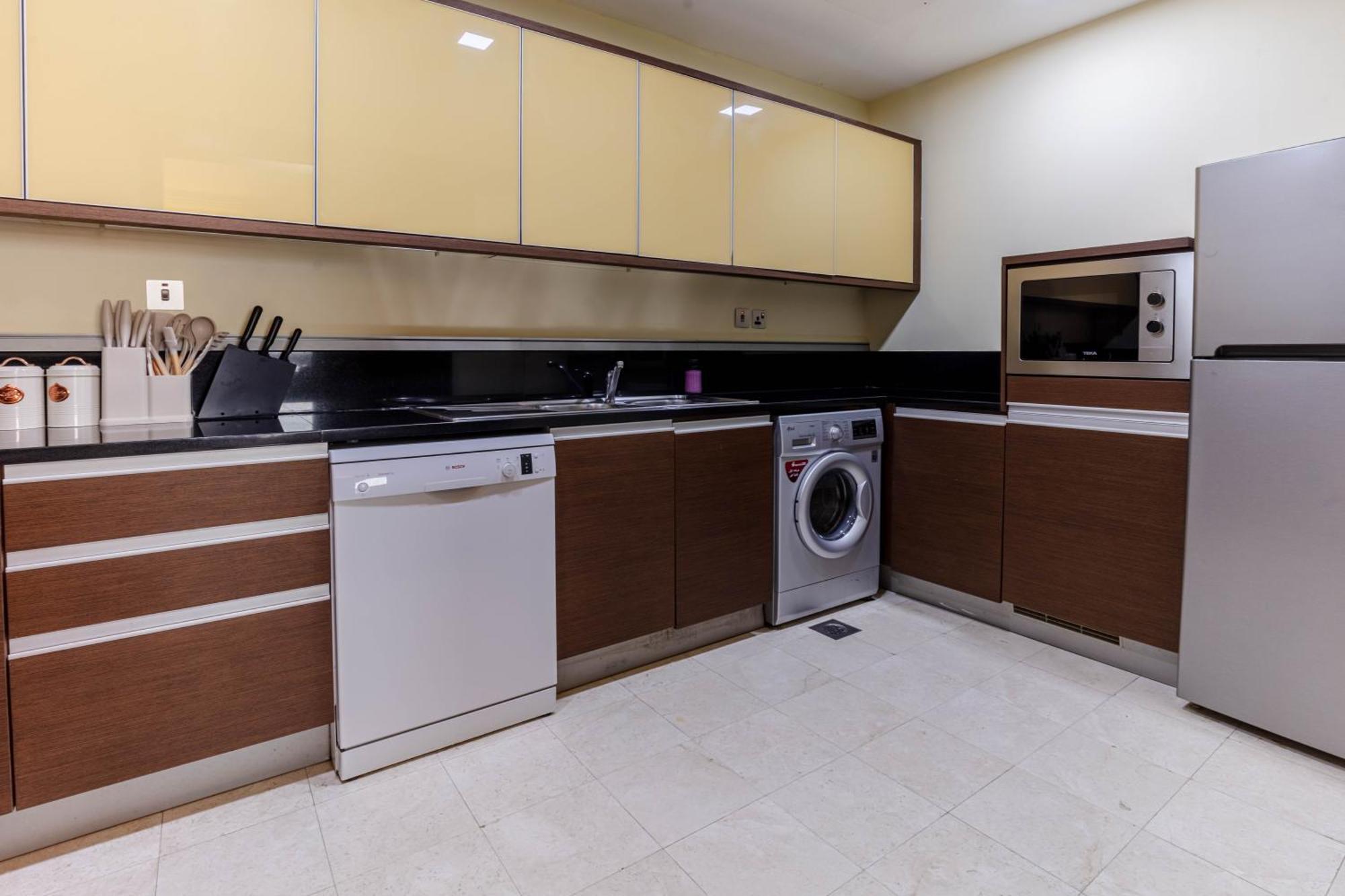 Spacious 2-bedroom Beachfront With Pool Apartment Dubai