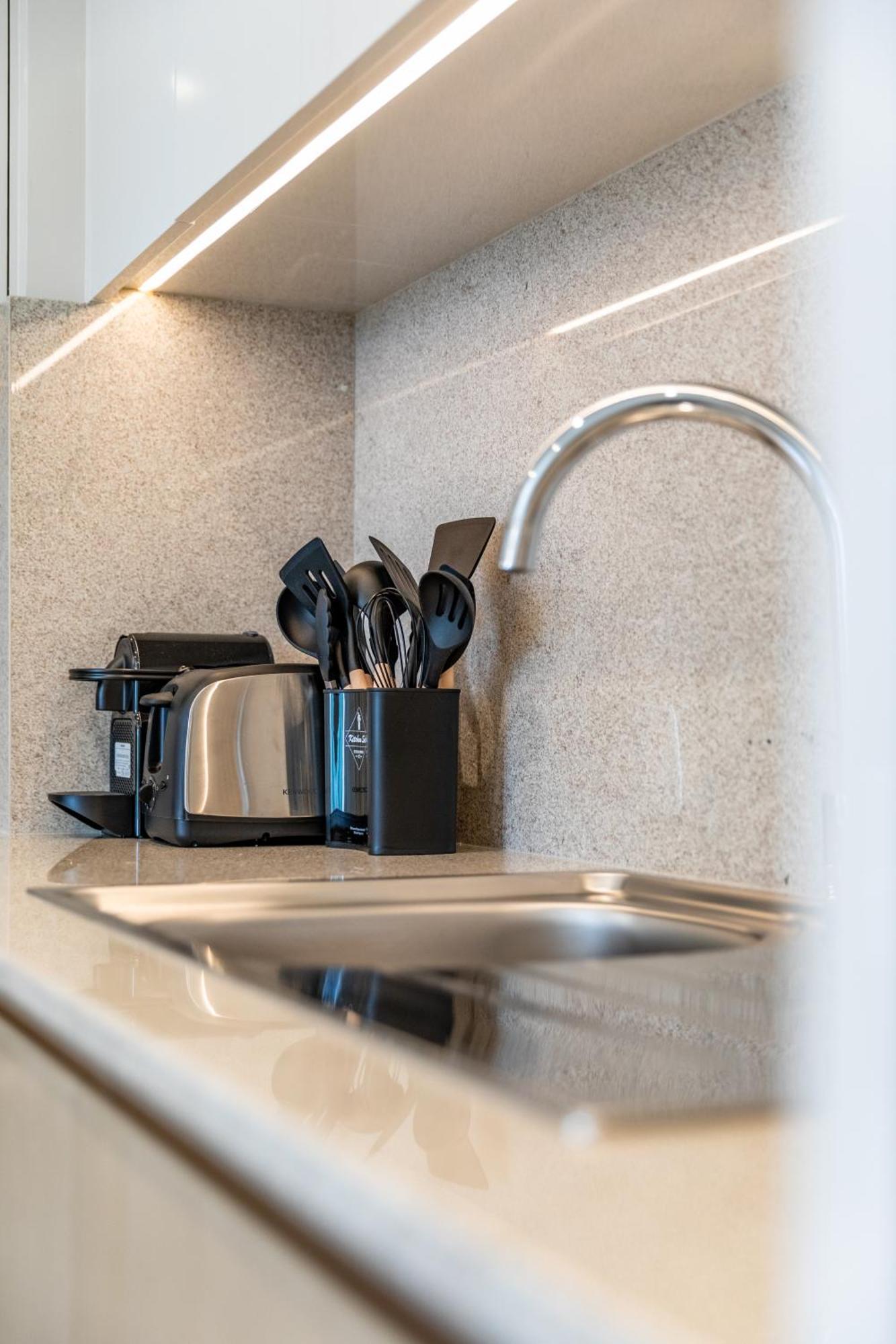 Eden's Homes & - Burj Royale Apartment Dubai