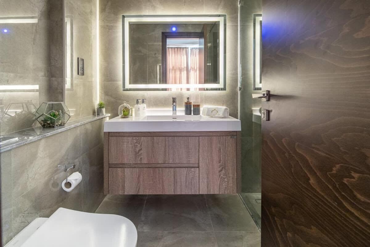 Frank Porter - Majestique Apartment Dubai