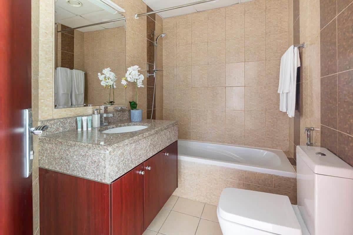 Frank Porter - Oasis Tower 1 * Dubai
