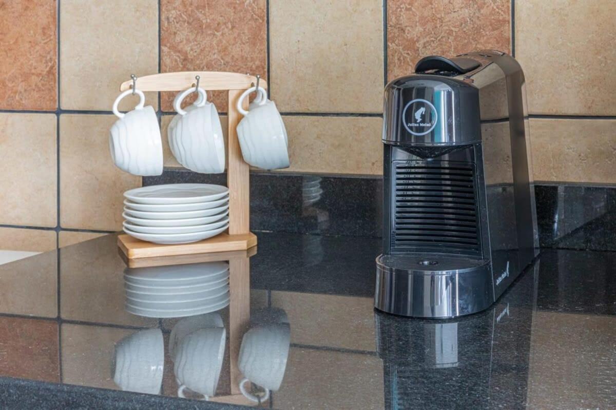 Frank Porter - Indigo Tower Apartment Dubai
