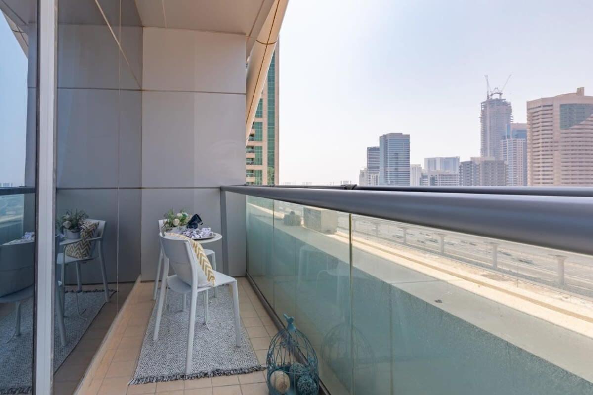 Frank Porter - Indigo Tower Apartment *