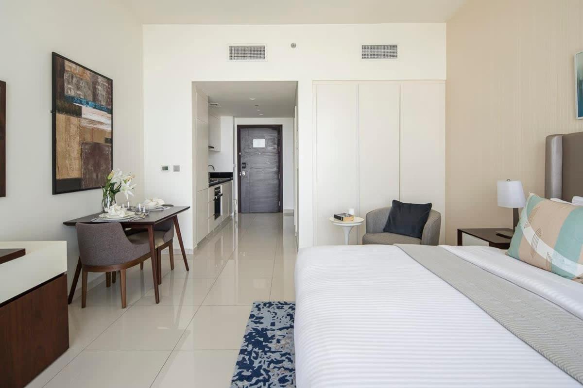 Frank Porter - Avanti Tower Apartment Dubai
