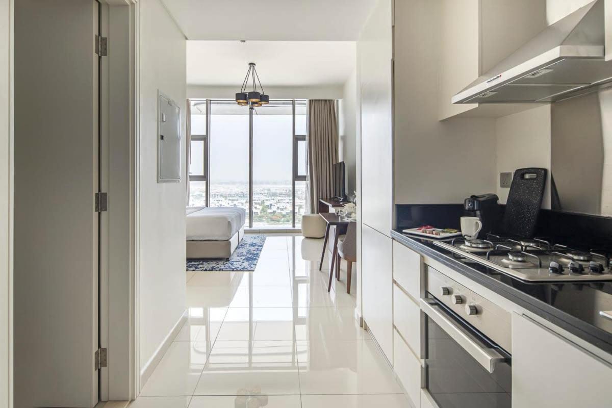 Frank Porter - Avanti Tower Apartment *