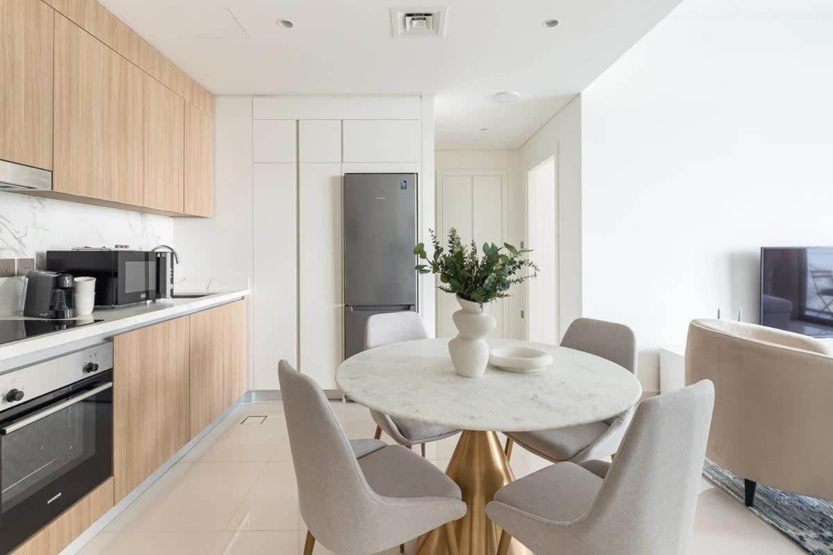 Frank Porter - Vista Tower 2 Apartment *