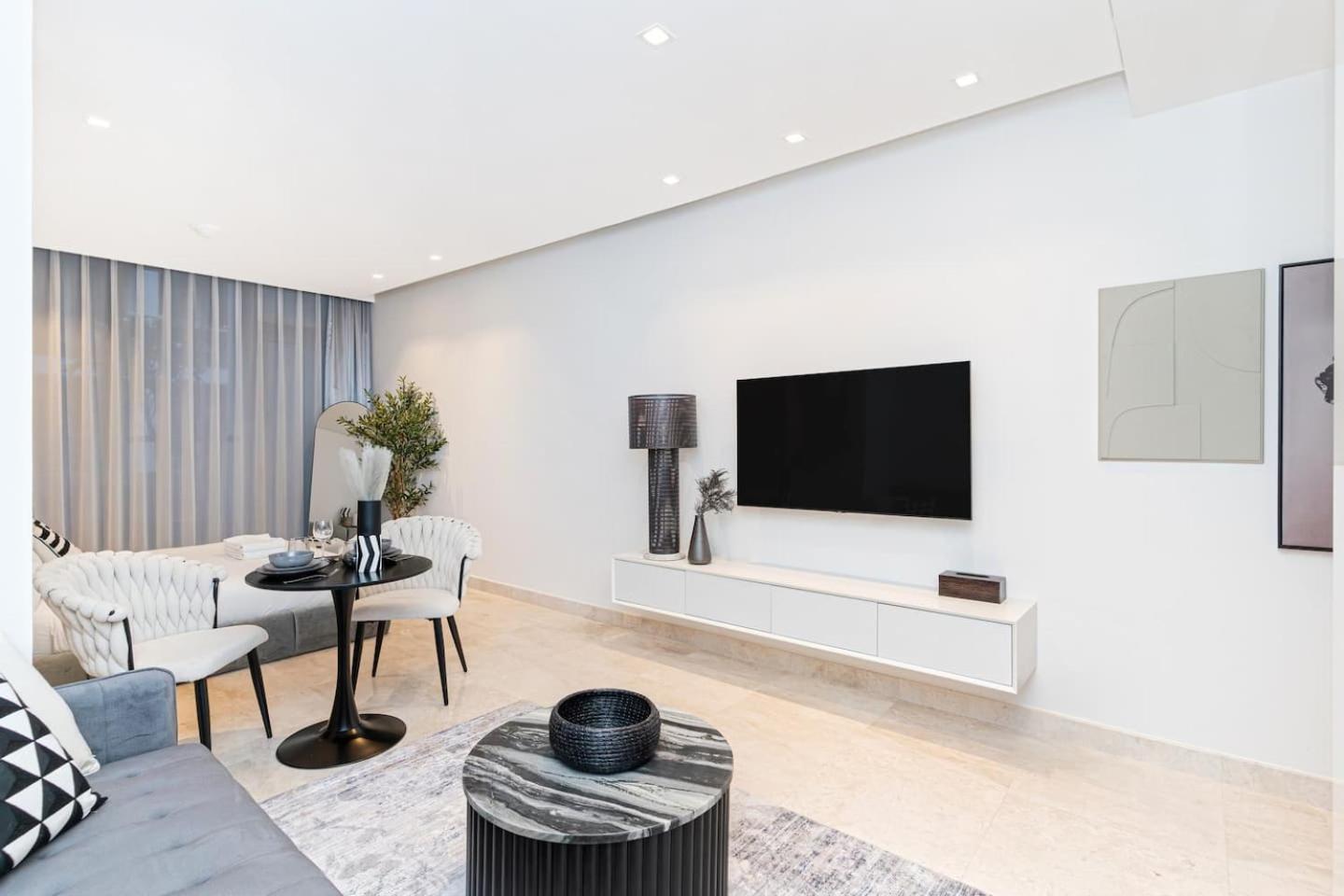 Apartment Trendy Studio! Walk To Burj Khalifasleeps 3! Dubai
