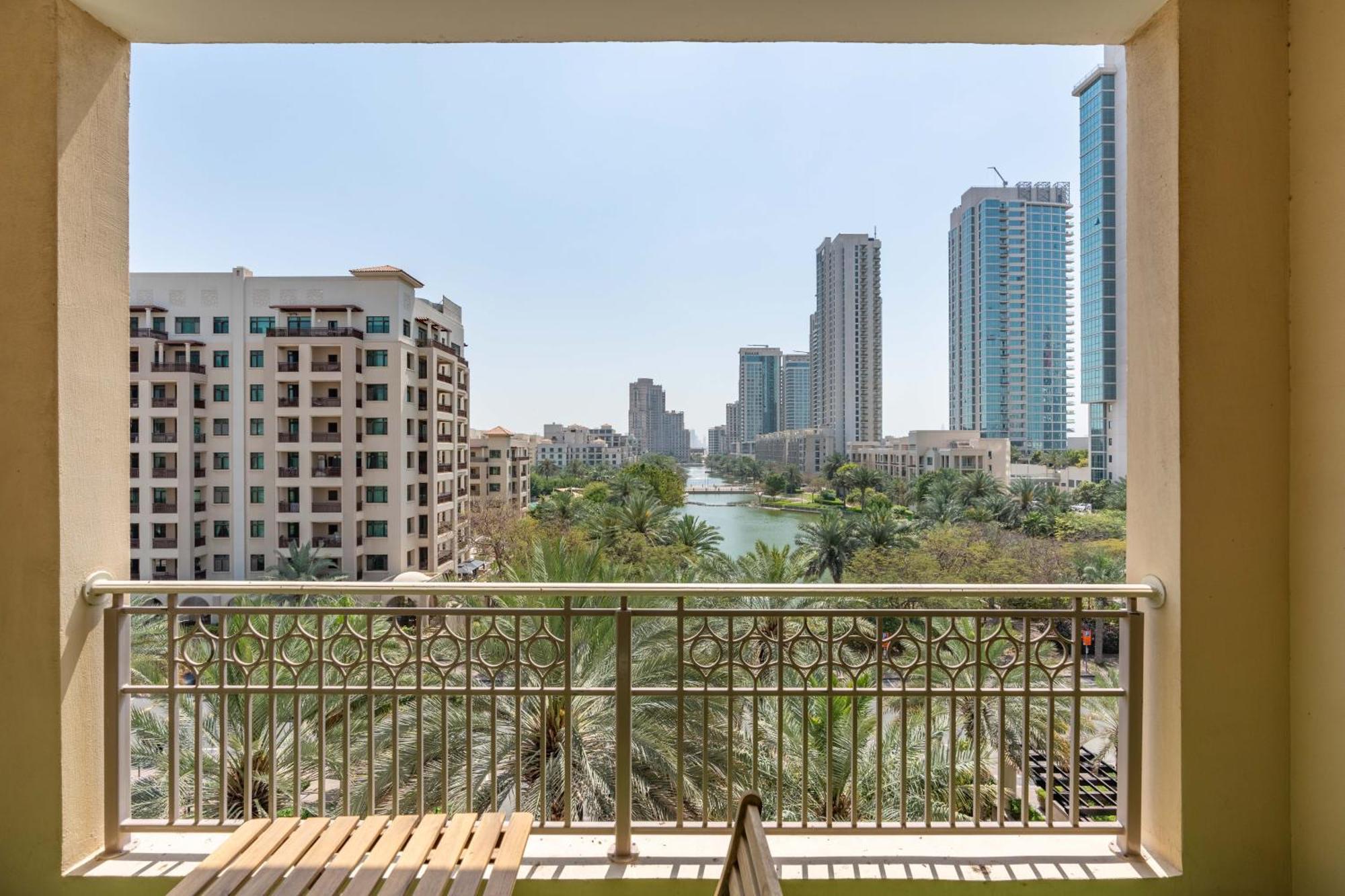 Lux I Tower I Lakes View