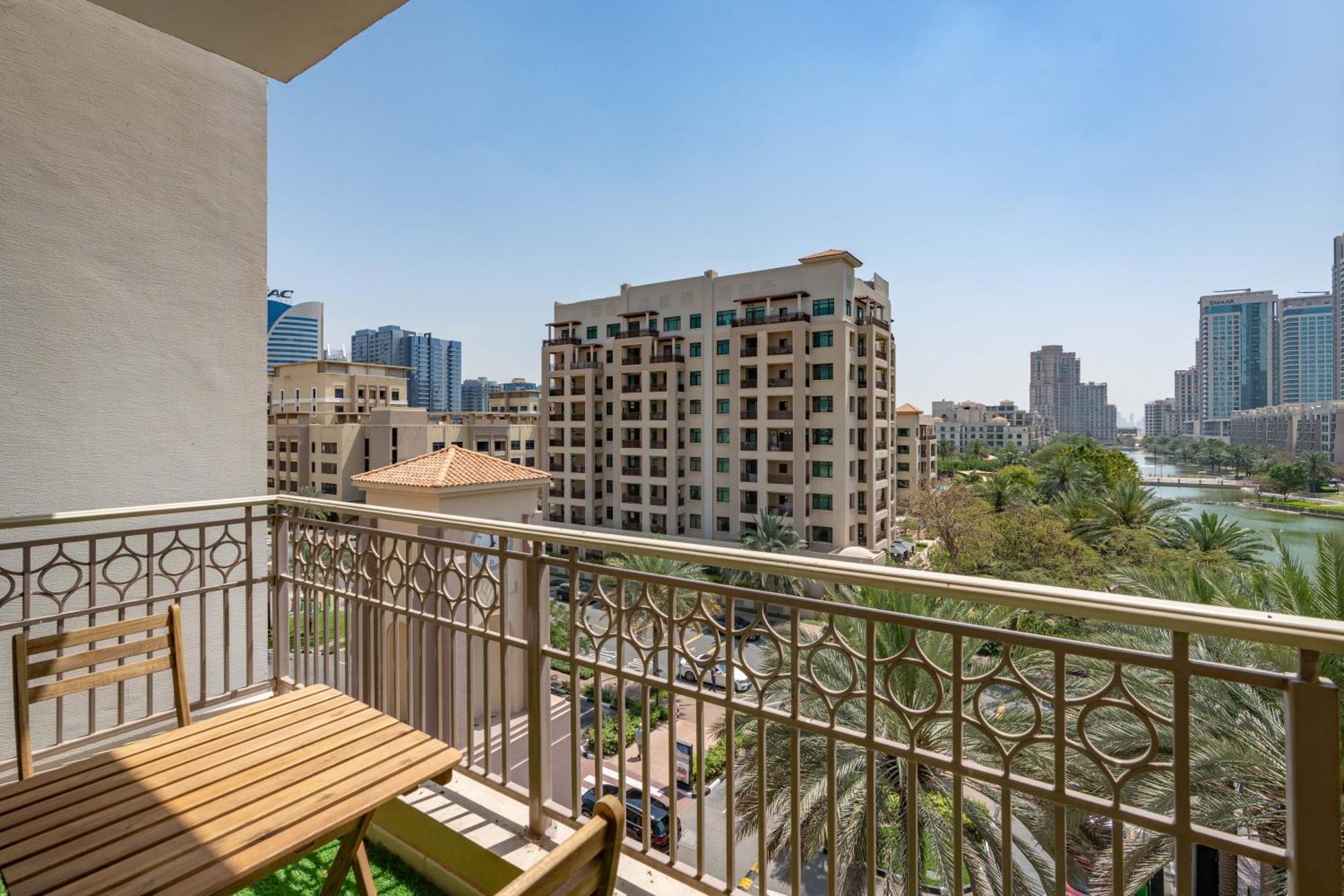 Lux I Tower I Lakes View *