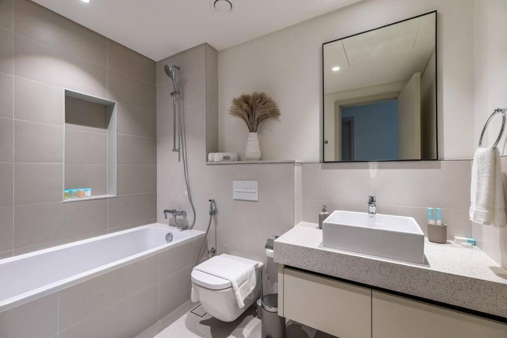 Goldbest - 2bdr Marina View * Dubai