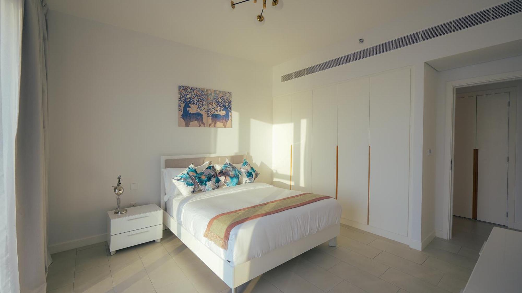 Apartment Spacious La Vie 3br With Private Access By Anw