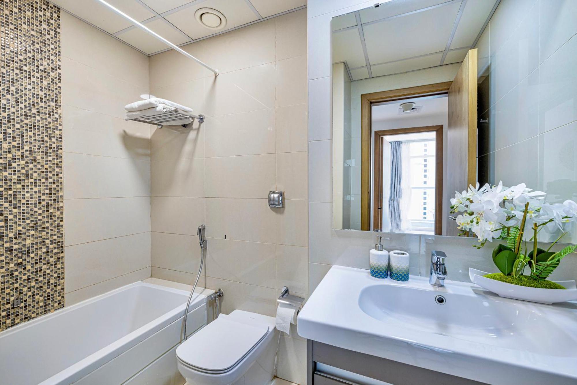 5 Star Beach Access Serviced Apartment: Marina Heart Apartment Dubai
