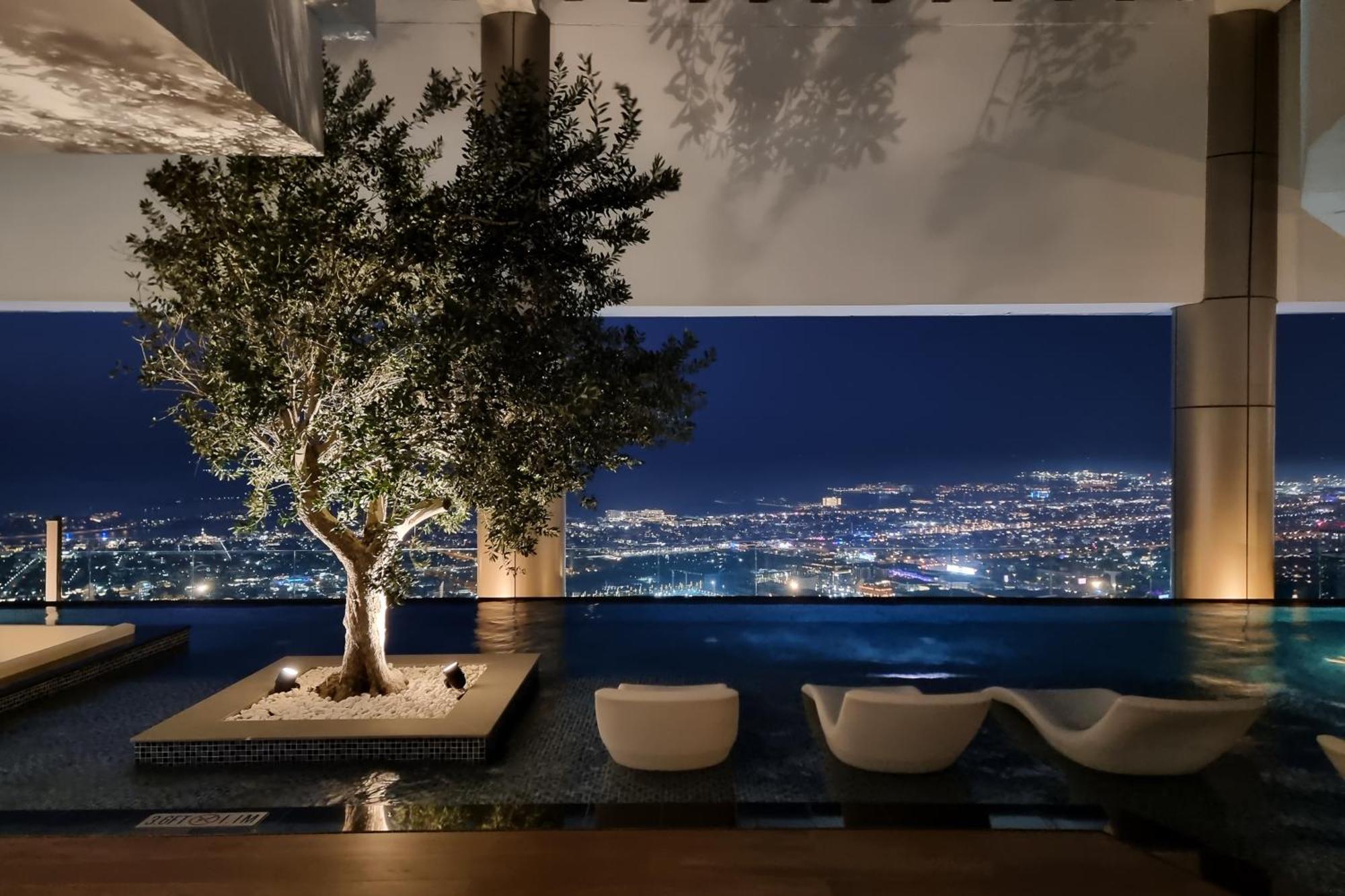 Burj Khalifa View Balcony With 64th Floor Infinity Pool In Paramount Midtown Apartment Dubai