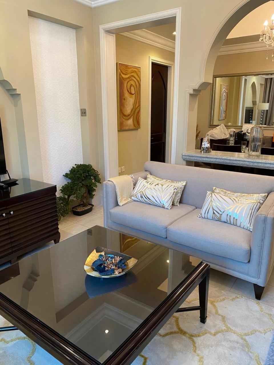 Luxurious Burj View Oasis 2 Bedroom Apartment *