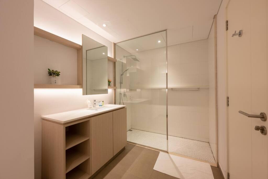 Spacious 2br With Community View Apartment *