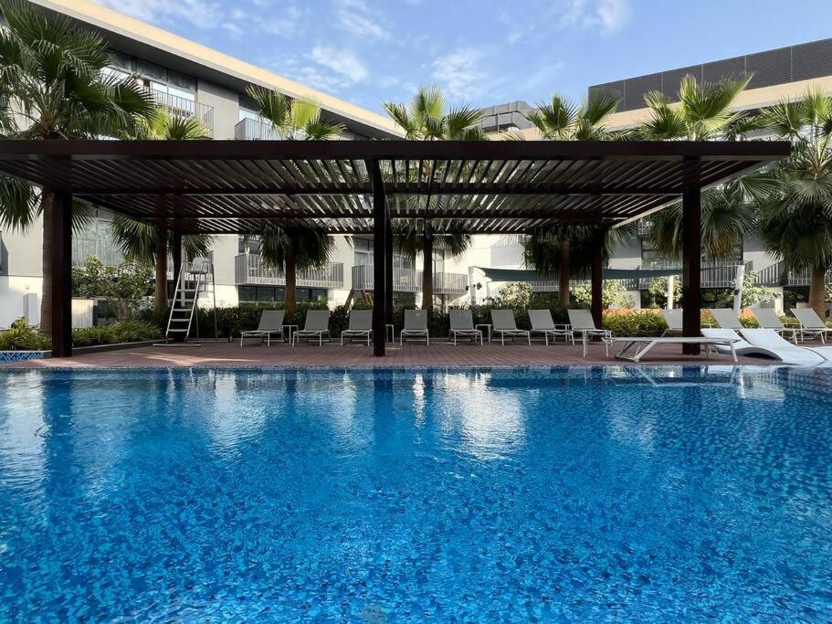Apartment Spacious 2br With Community View Dubai