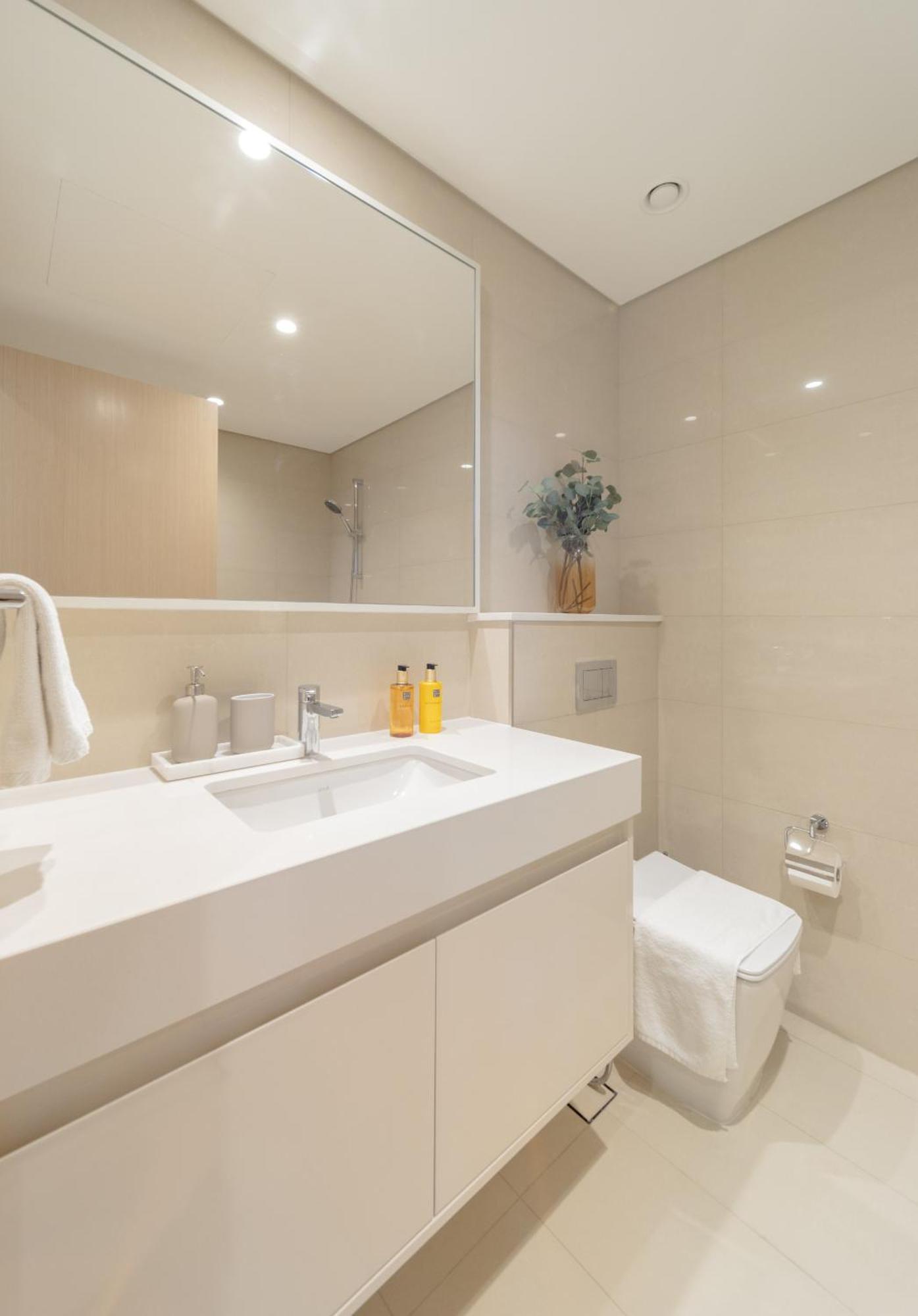 Eden's Homes & - Burj Royale Apartment Dubai