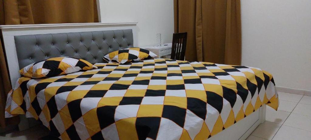Homestay Master Bedroom For Short In By Mauon Tourism Dubai
