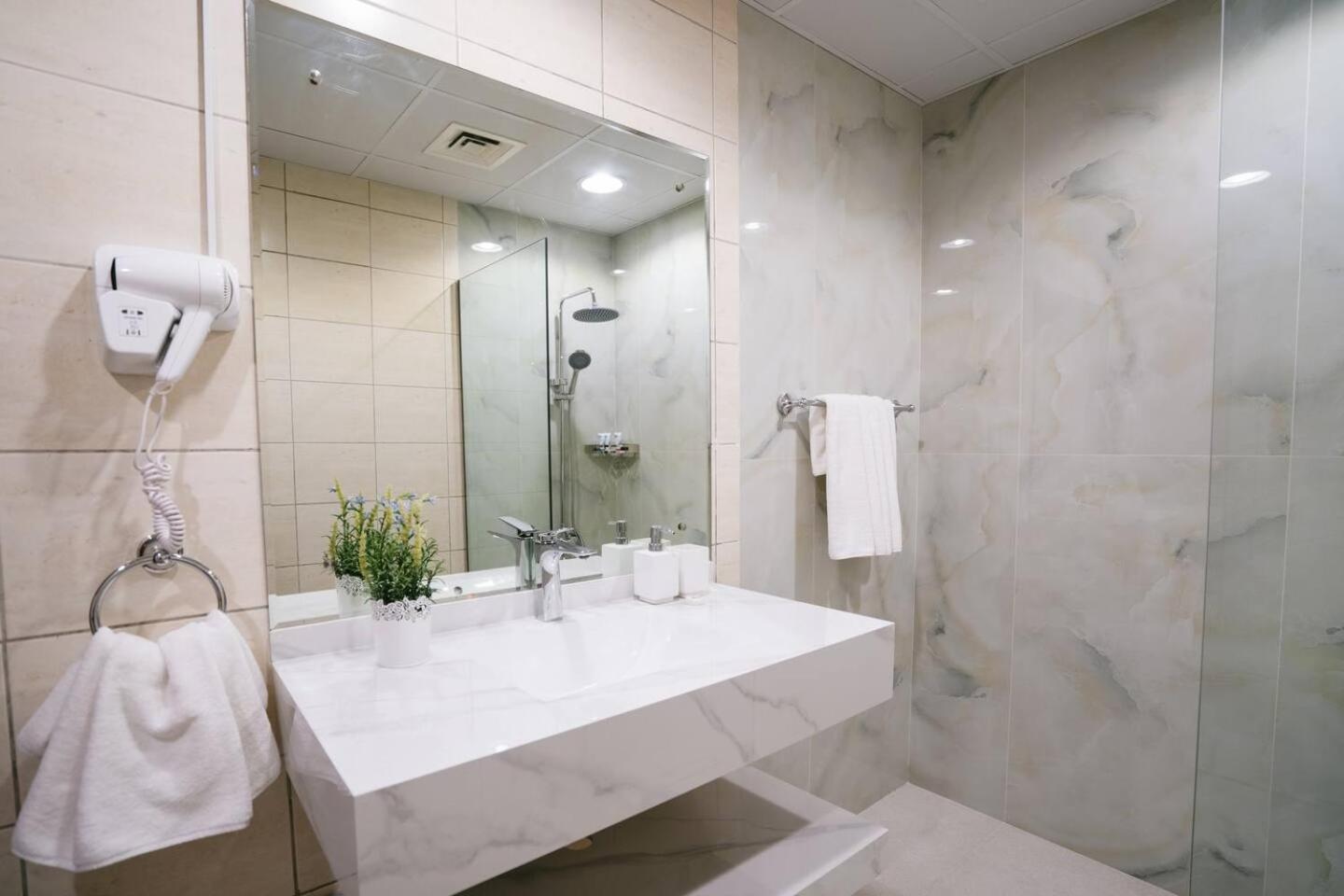 Beautiful Marina View 58th Floor 3 Bedrooms Apartment *