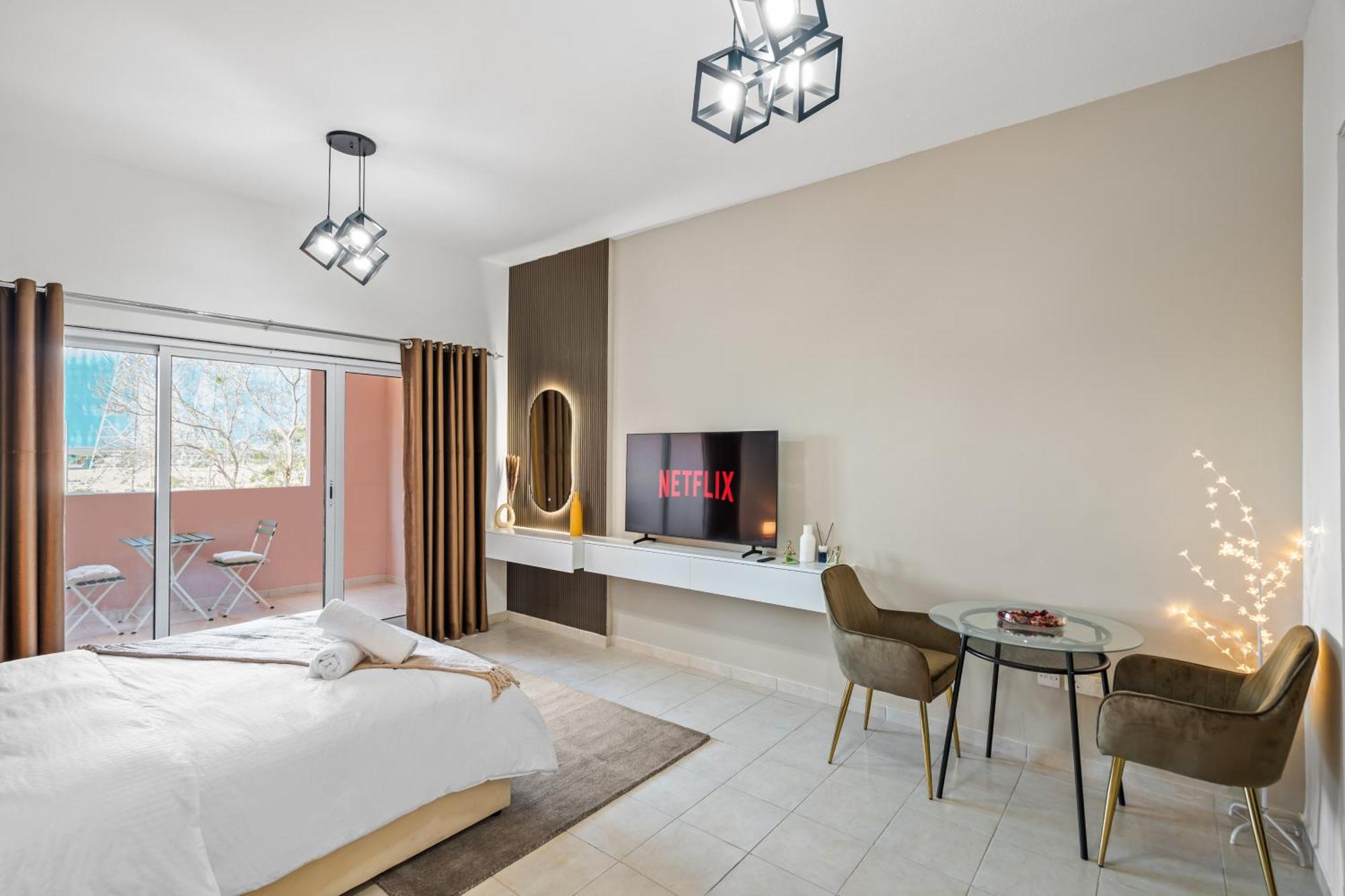 Elegant Living In Discovery Gardens Apartment *