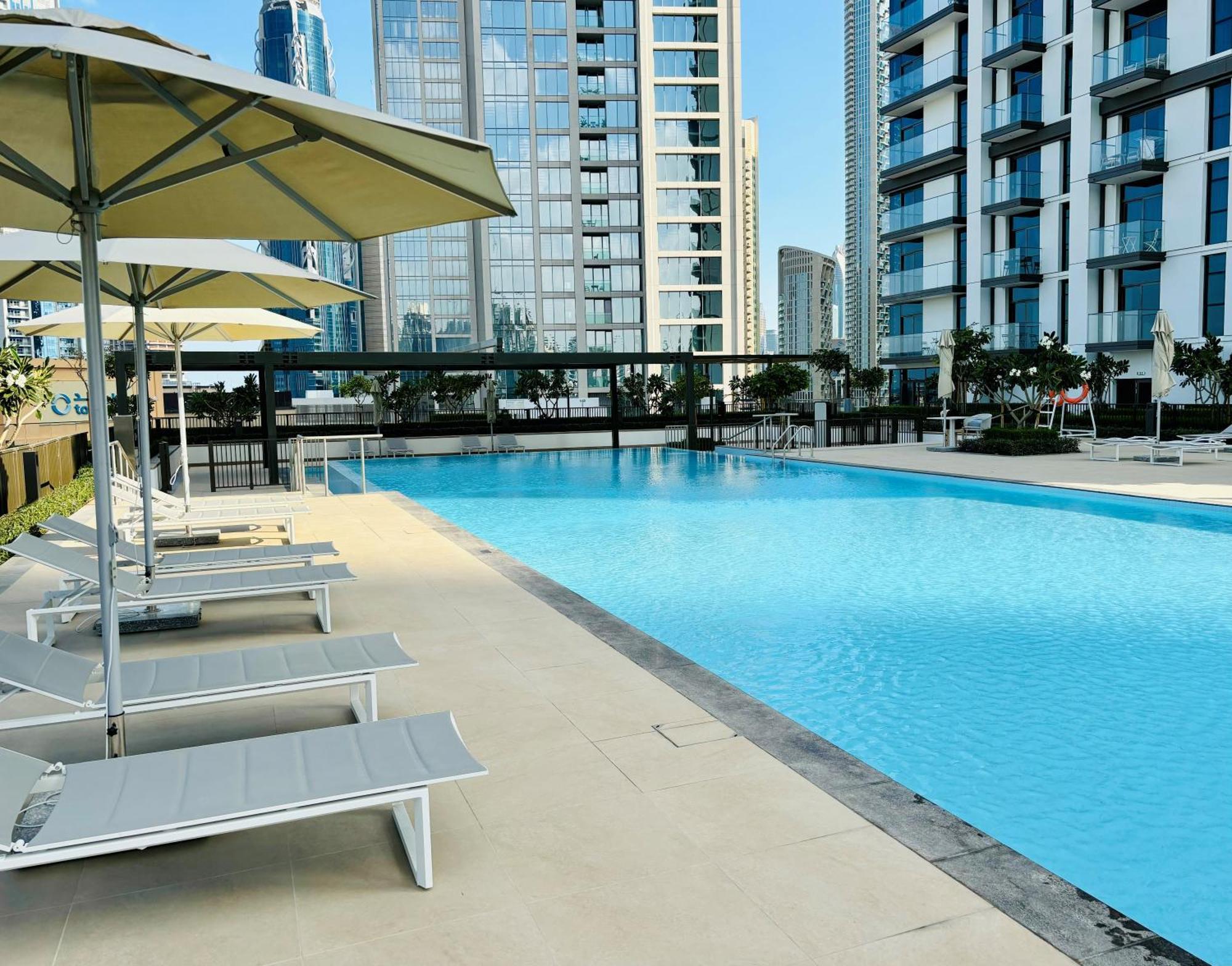 Burj Crown - Sky High, Downtown Ocean View, Opposite Mall Dubai