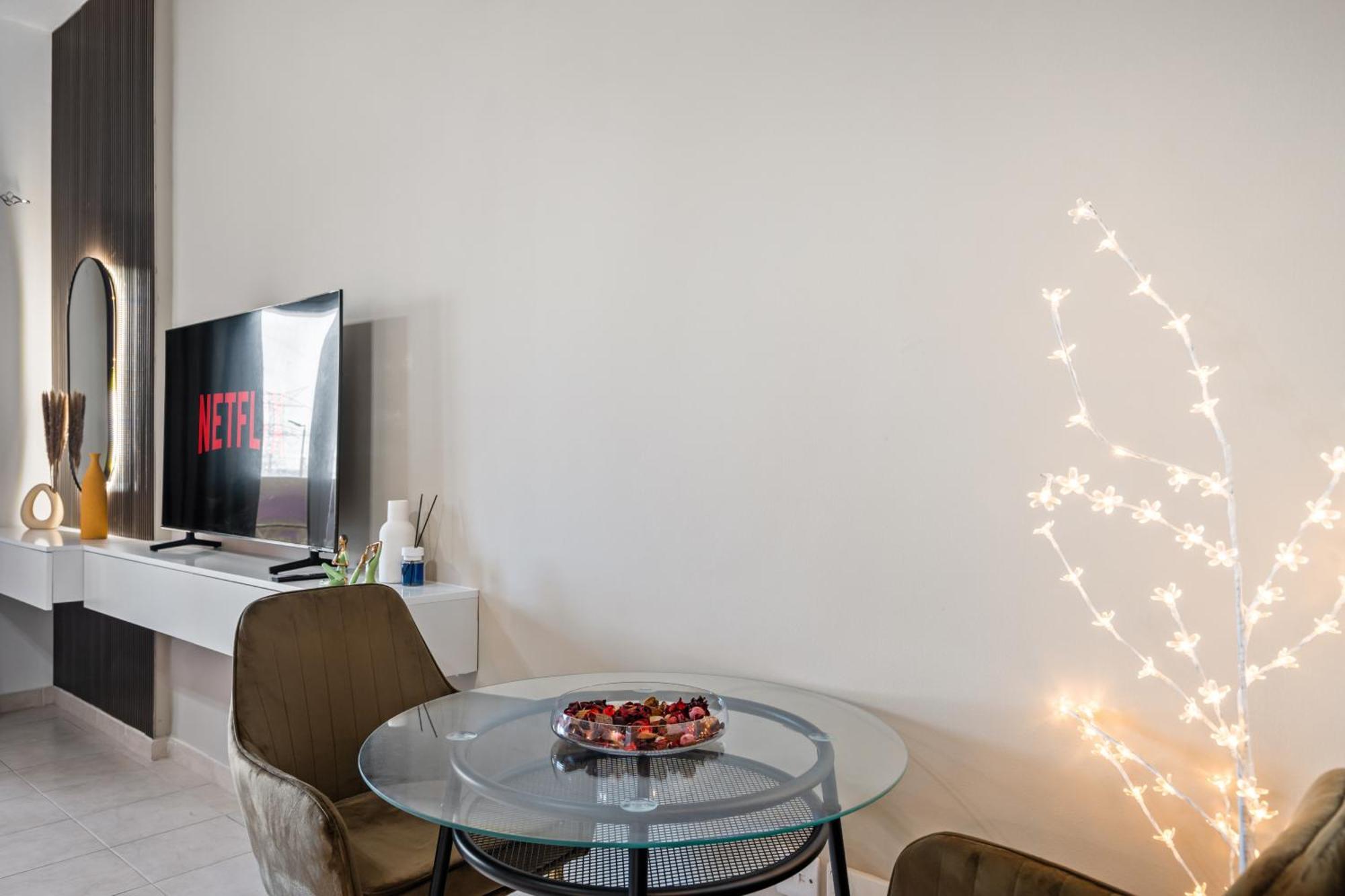 Elegant Living In Discovery Gardens Apartment *